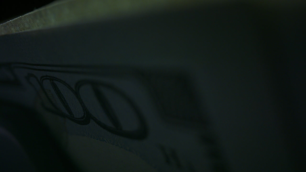 máquina de contar billetes de dólar. operaciones financieras con dinero en efectivo