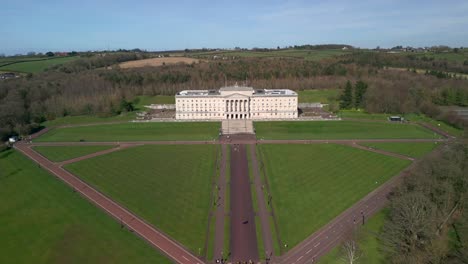 Amplia-Toma-De-Los-Edificios-Del-Parlamento-De-Stormont,-Belfast-Desde-Arriba-En-Un-Día-Soleado