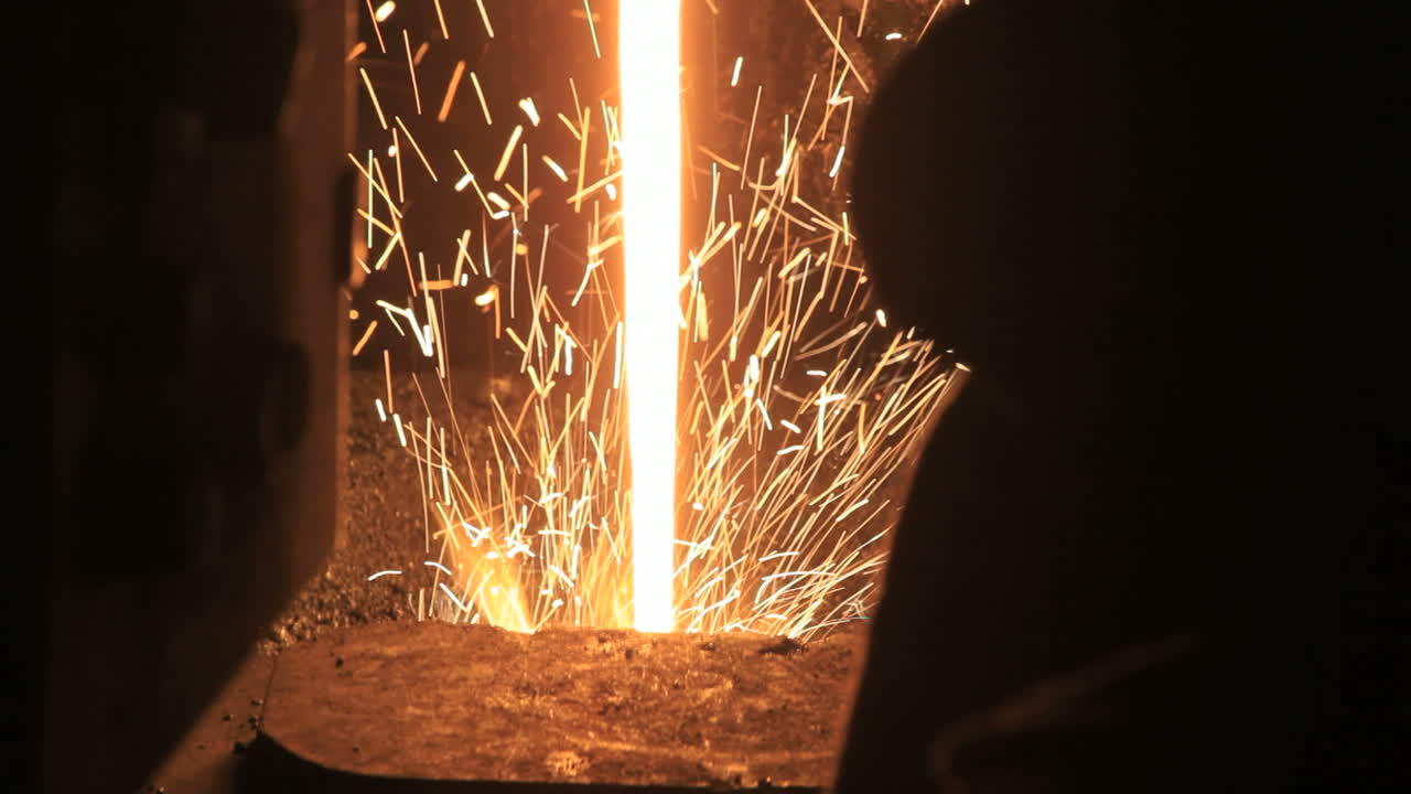 스파크가 있는 액체 금속의 흐름. 철과 강철 생산