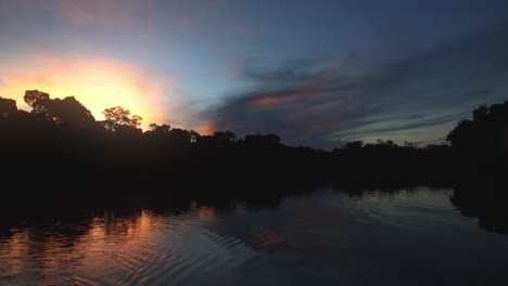 Extrem-Schöner-Sonnenuntergang-über-Dem-Altarm-Mit-Wellen-Auf-Dem-Wasser-Und-Brillanten-Farben-Am-Himmel