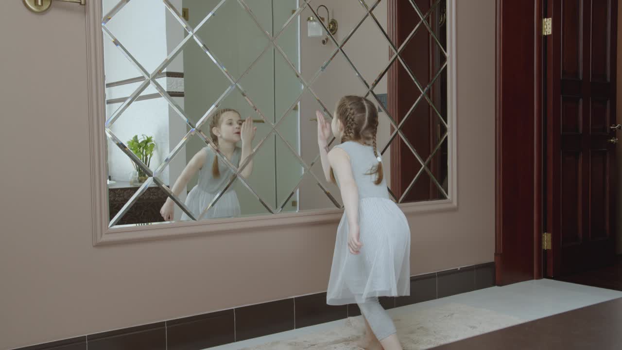 미소 짓고 춤추는 작은 소녀의 루프 가능한 영상