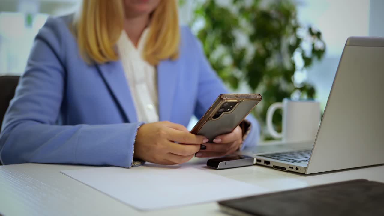 Professionelle Frau am Schreibtisch, die textet und die Benutzeroberfläche des KI-Stimmassistenten aktiviert, modernes Workflow- und Smart-Office-Konzept, Technologie-Overlay