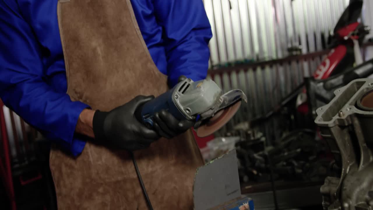 mecánico masculino trabajando en un garaje de reparación 4k