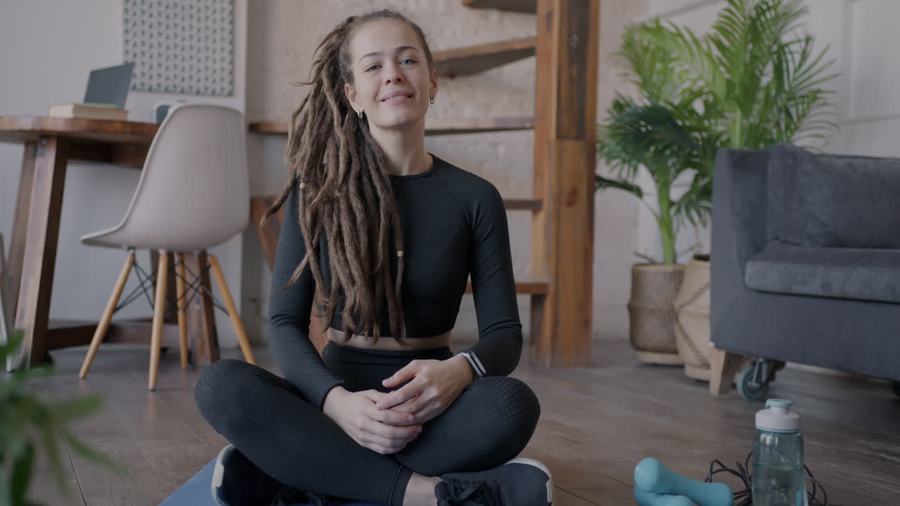 mujer haciendo un entrenamiento en casa