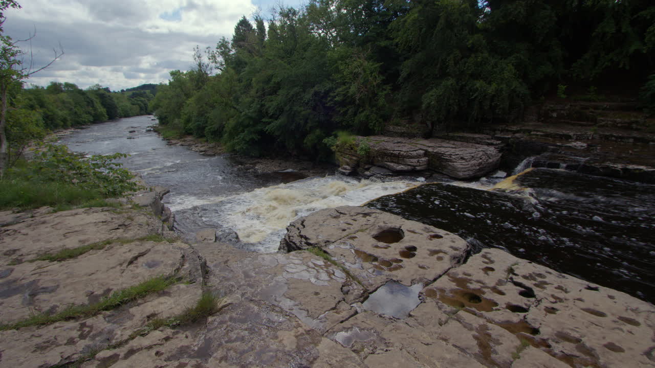 extra amplia vista mirando hacia abajo las cataratas inferiores en aysgarth cae en el río ure, yorkshire dales