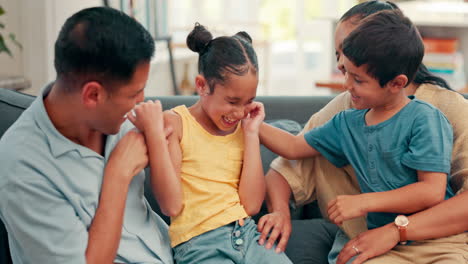 Cosquillas,-Familia-Y-Niños-Con-Padres