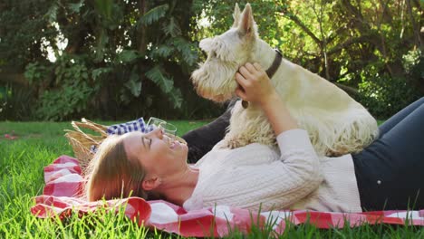 Mujer-Caucásica-Feliz-Jugando-Con-Su-Perro-En-El-Jardín