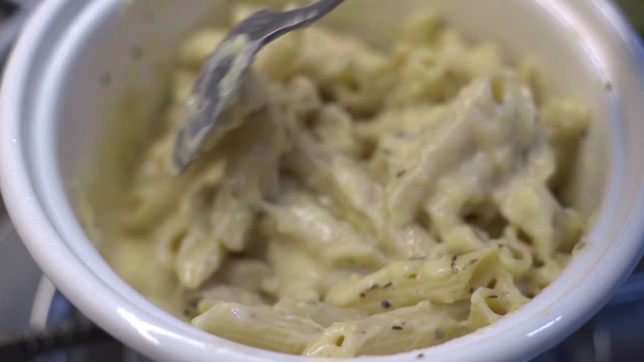 펜네 파스타와 치즈를 섞어 비건 마카로니와 치즈를 만들고, 클로즈업