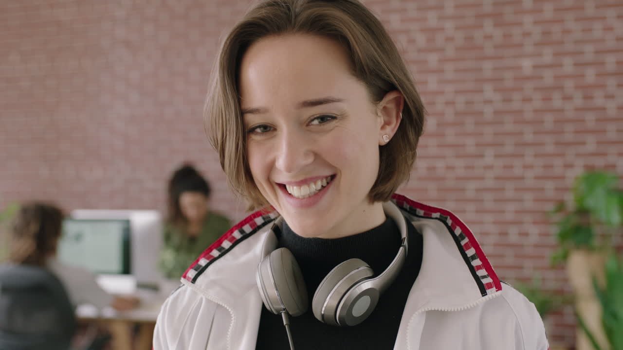 retrato de una joven caucásica elegante que sonríe alegre y independiente mujer de negocios en el espacio de trabajo contemporáneo de un café de internet