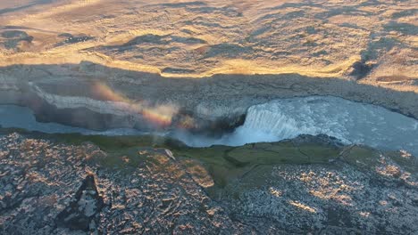 Luftdrohnenaufnahme-Des-Dettifoss,-Dem-Angeblich-Mächtigsten-Wasserfall-Europas