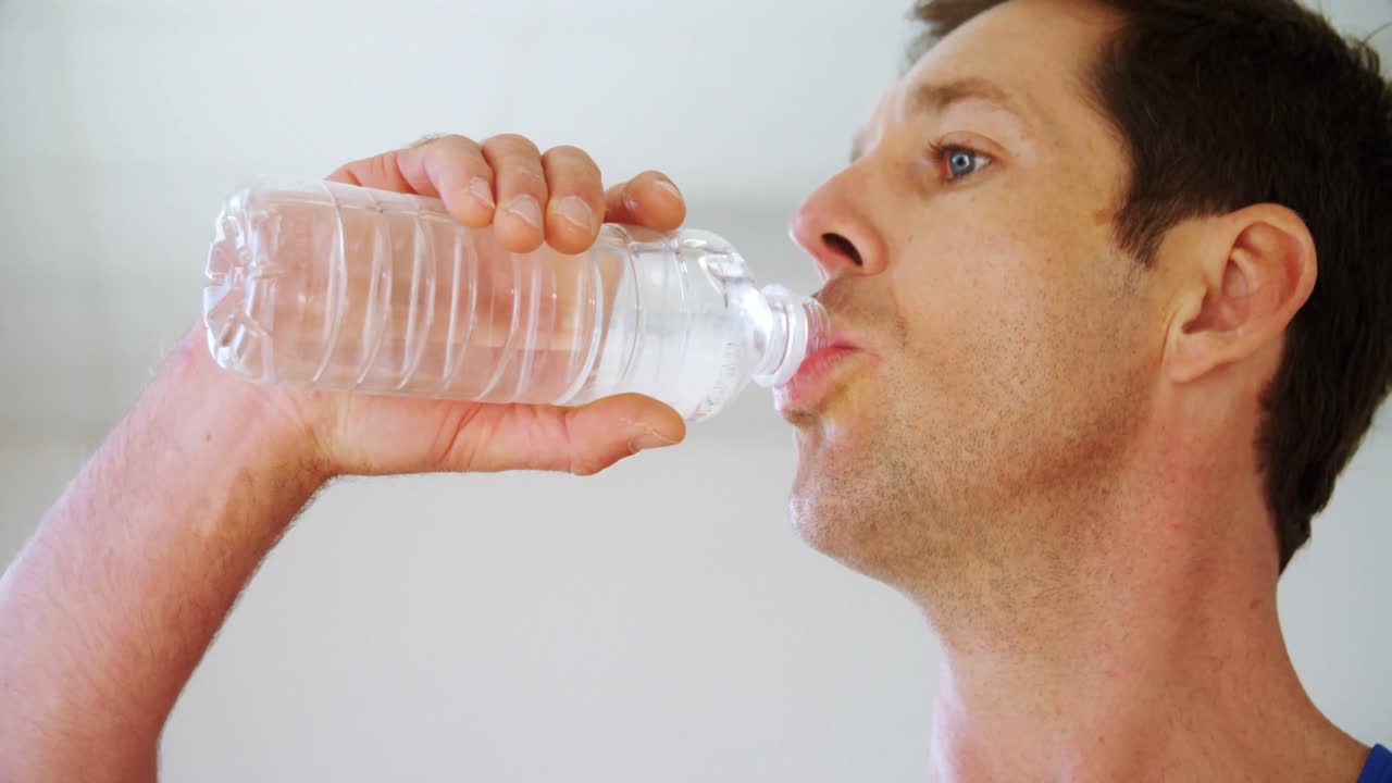 체육관에서 물을 마시는 남자 4k