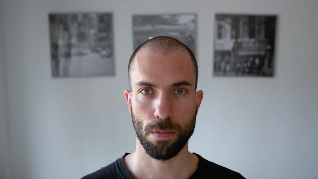 한 남자가 올바른 방법으로 얼굴에서 수술용 마스크를 벗습니다.