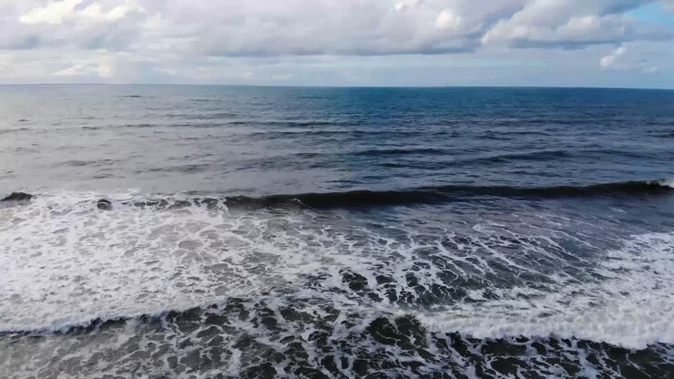 Drone dalla spiaggia al mare aperto.
