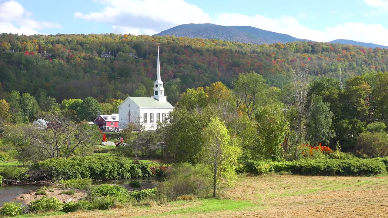 stowe vermont에 있는 교회와 첨탑의 시간 경과는 미국의 작은 마을이나 뉴잉글랜드의 아름다움을 완벽하게 포착합니다.