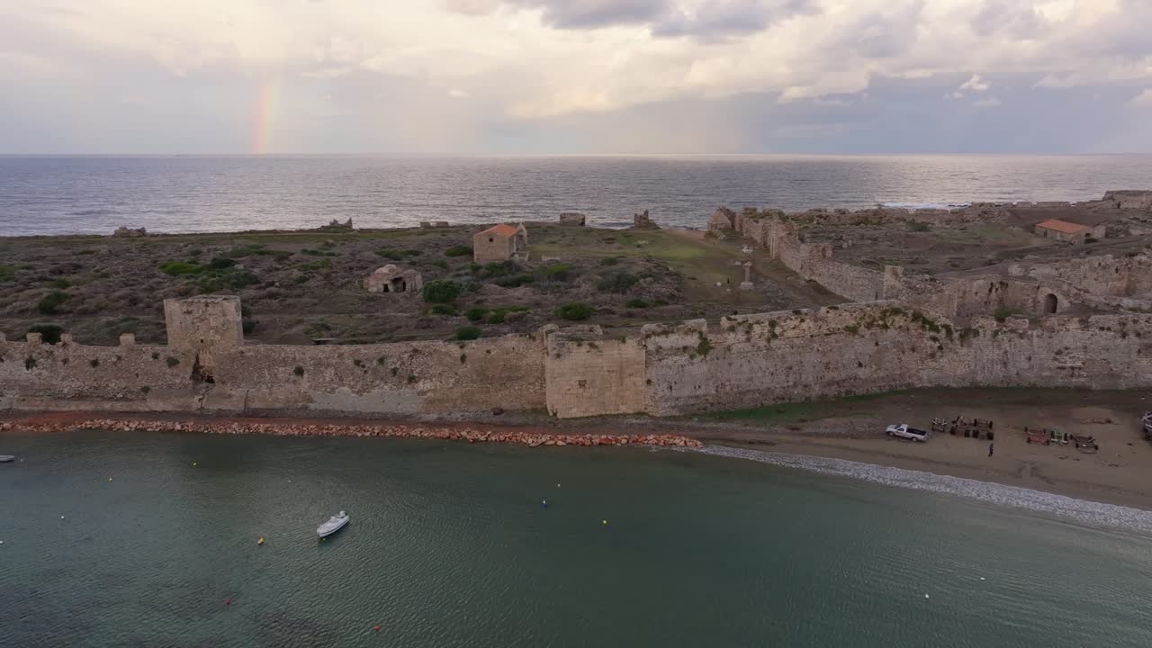 Vista aerea dell'antico Castello di Methoni che si affaccia su un mare scintillante