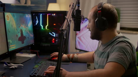 streamer ganador jugando un juego de disparos espaciales en línea en la sala de juegos
