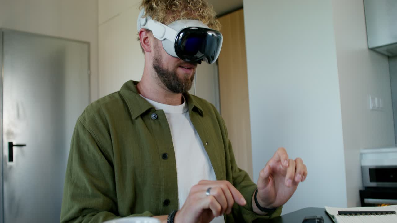 Uomo che lavora da casa e usa un visore per realtà virtuale