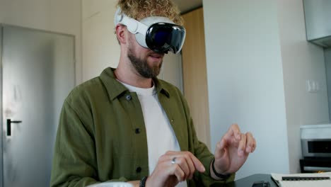 hombre trabajando desde casa y usando auriculares de realidad virtual
