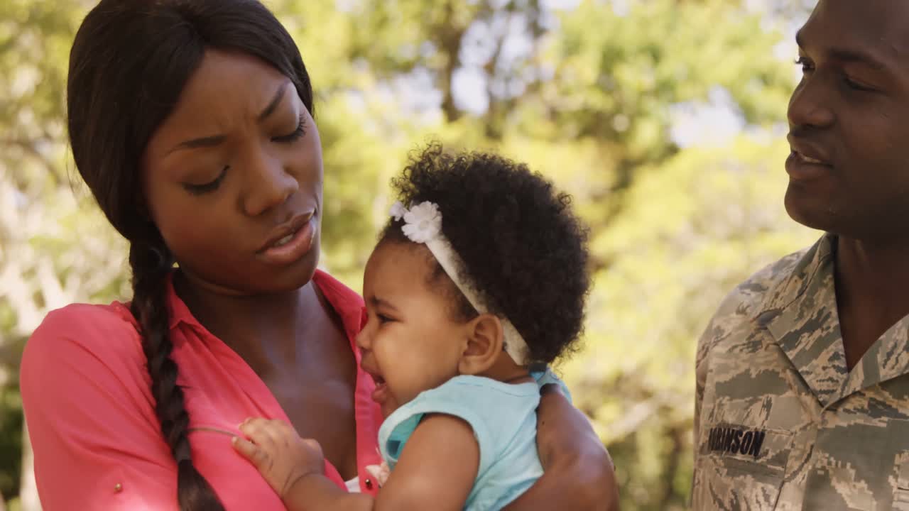 retrato de un soldado con su esposa y su bebé