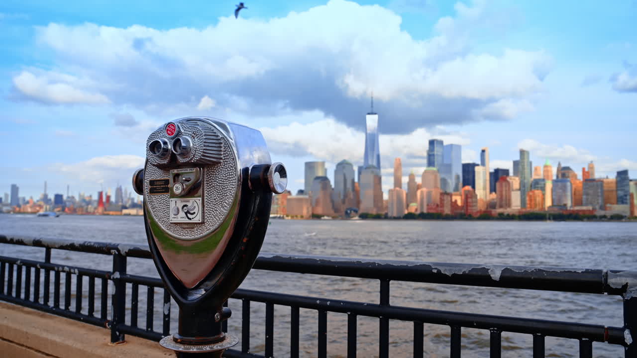 Jersey City, EE. UU., 11 de julio de 2025: Visor binocular con el skyline de Manhattan desde el paseo marítimo de Jersey City. Visor binocular que funciona con monedas en el paseo marítimo de Jersey City frente al skyline de Nueva York.