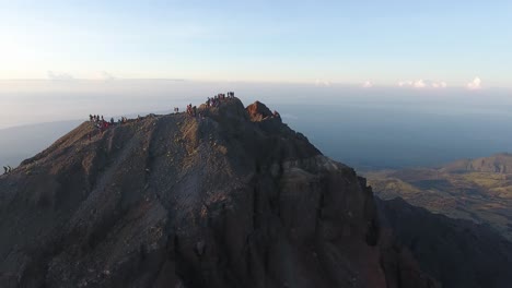 vista desde la cima del monte rinjani al cráter de un volcán activo