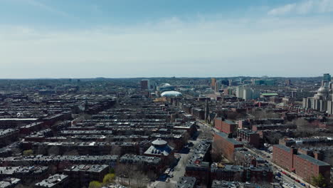 Volar-Por-Encima-De-La-Gran-Ciudad.-Hileras-De-Casas-De-Ladrillo-En-La-Antigua-Urbanización.-Imágenes-Panorámicas-Aéreas.-Boston,-Estados-Unidos