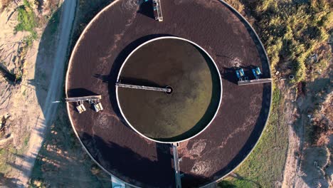 estación de filtración y purificación de agua, vista aérea de la piscina circular en un día soleado