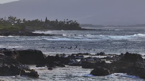 Ho'okipa-surf-beach-on-rocky-cliff-off-the-north-coast-of-Maui,-Hawaii