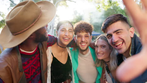 festival, amigos y selfie con la risa