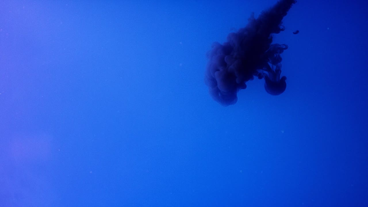 темная чернила в синей жидкости