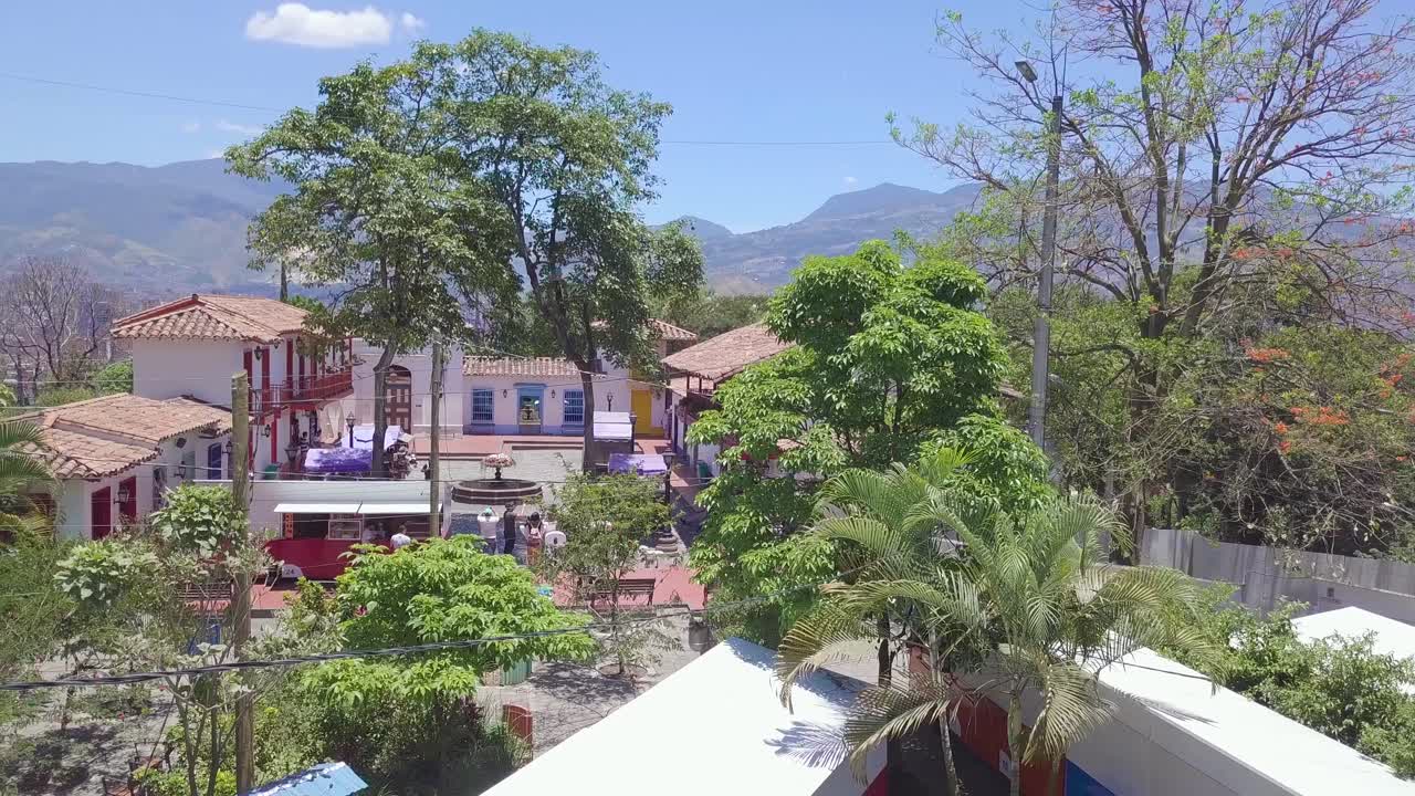 hermosa foto reveladora de la plaza pueblito paisa en la colina de nutibara