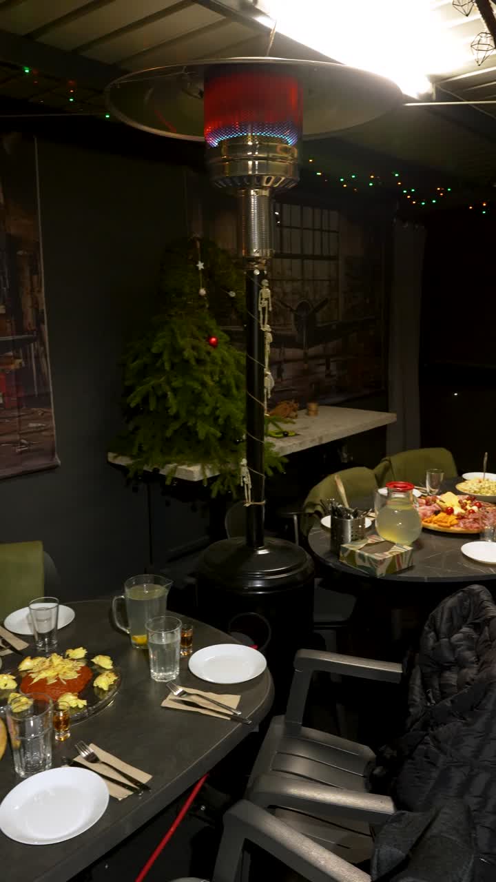 Verticale: Cena di Natale con tartare di manzo, salumi, tagliere di formaggi e insalata francese, ripresa panoramica
