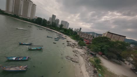 Cautivadoras-Imágenes-Aéreas-FPV-Que-Muestran-Los-Barcos-Tradicionales,-La-Arquitectura-Local-Y-El-Vibrante-Entorno-Costero.