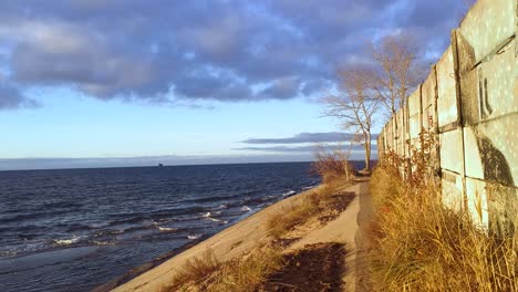 Concrete-wall-near-the-sea