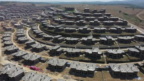 fotografía aérea de un grupo de edificios modernos de gran altura en un complejo residencial de lujo en riva, estambul