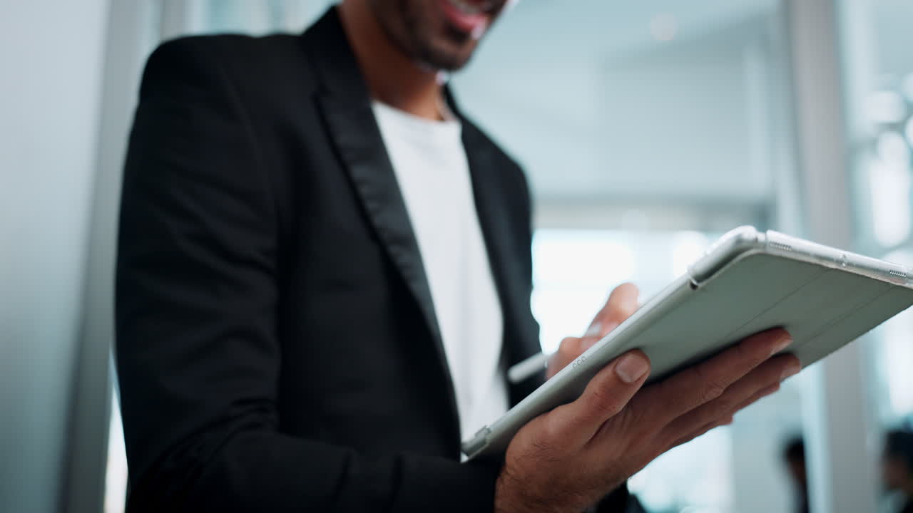 hombre de negocios tomando notas en una tableta