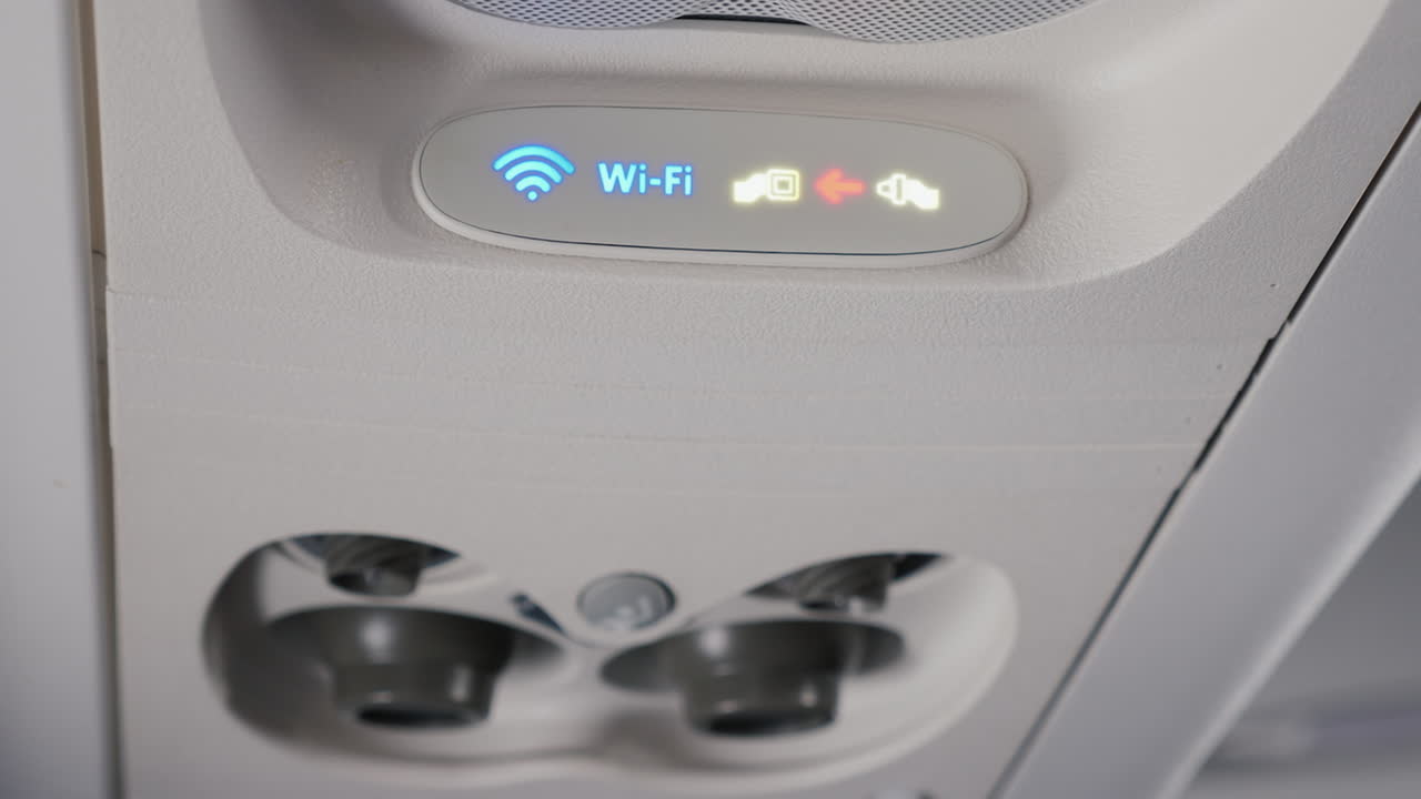panel individual de pasajeros en el avión con el logo wi-fi