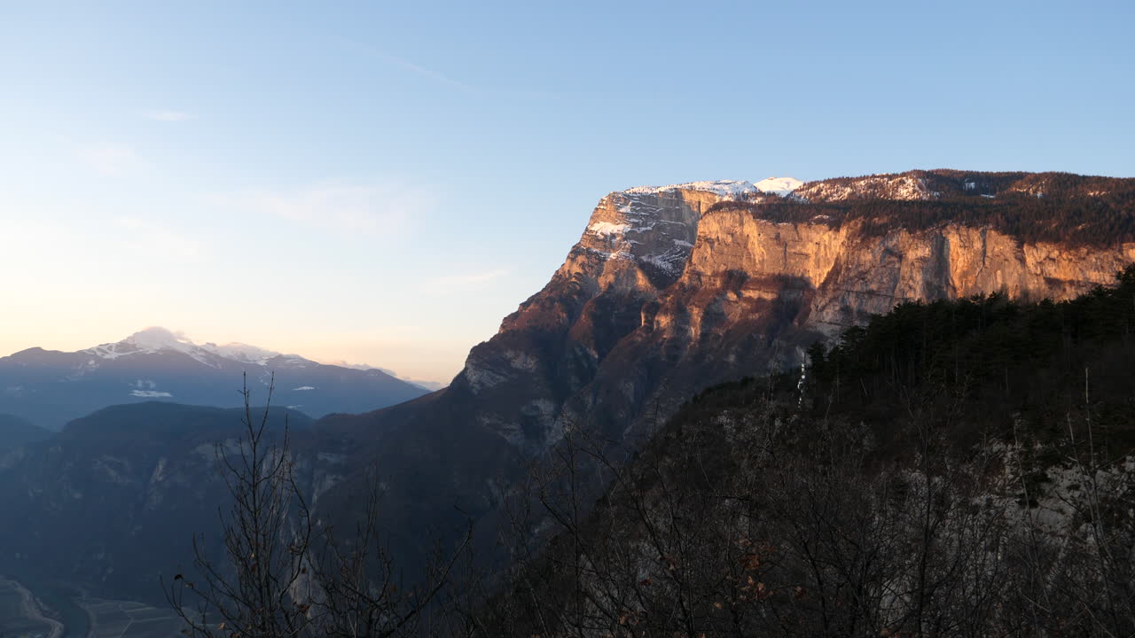 sol cayendo en cascada sobre la cima de una montaña rocosa y plana en la región de trentino, en el norte de italia
