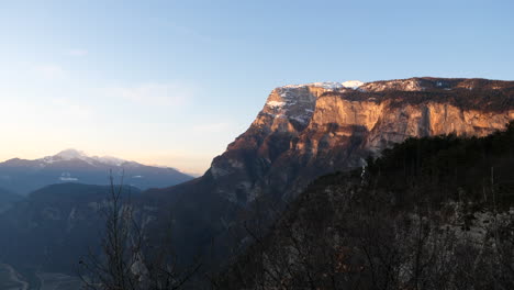 Sol-Cayendo-En-Cascada-Sobre-La-Cima-De-Una-Montaña-Rocosa-Y-Plana-En-La-Región-De-Trentino,-En-El-Norte-De-Italia