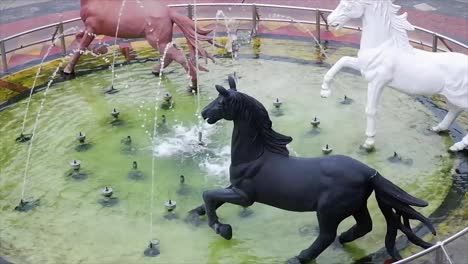 Fuente-Cuatro-Estaciones-Con-Caballos-En-La-Plaza-De-La-Ciudad-En-El-Jardín-Kuningan,-Java-Occidental,-Indonesia