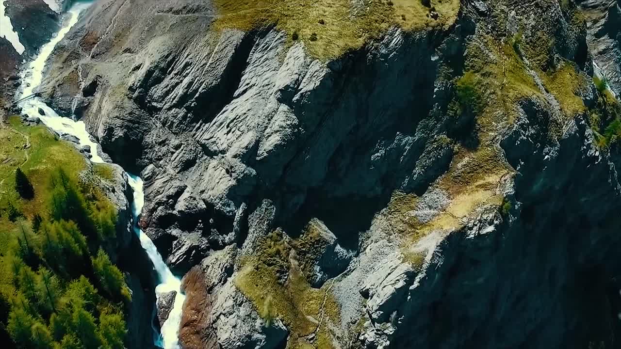 vista aérea de la cascada de la montaña