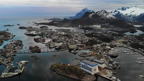 Luftbild-In-Zeitlupe-Einer-Wunderschönen-Stadt-Auf-Den-Lofoten,-Norwegen