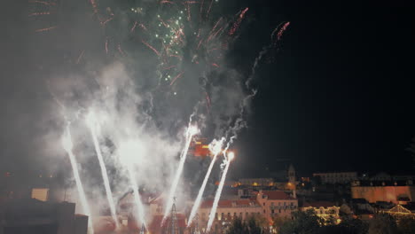 Hermosos-Fuegos-Artificiales-En-Una-Toma-Aérea-De-Una-Ciudad-Portuguesa.