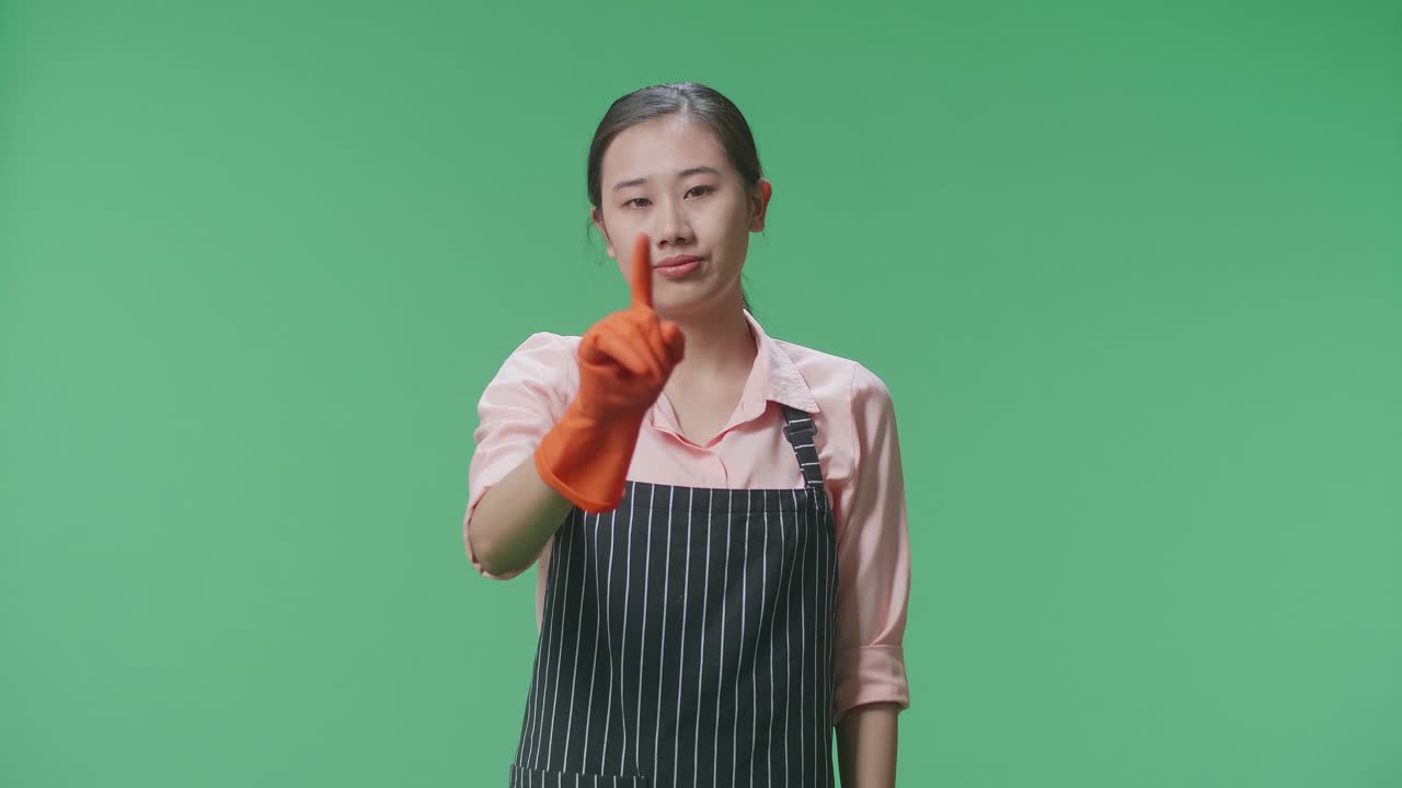 앞옷과 장갑을 입은 여자