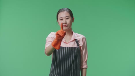 mujer con delantal y guantes apuntando