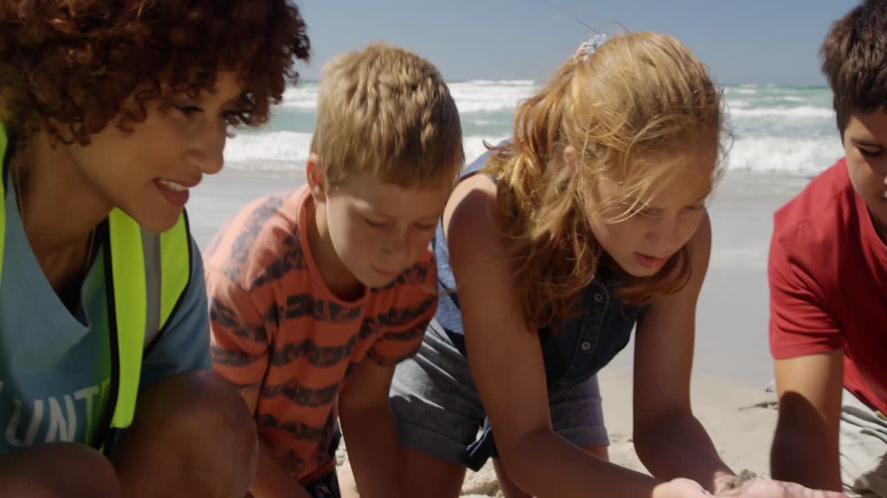 자원 봉사자 들 이  ⁇ 은 날 해변 을 청소 하는 4k