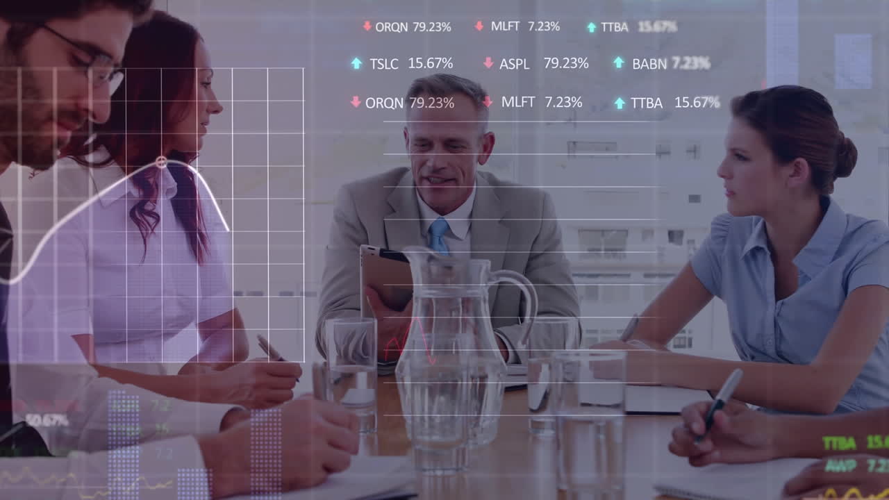 Animação de processamento de dados do mercado de ações sobre diversos empresários discutindo juntos no escritório