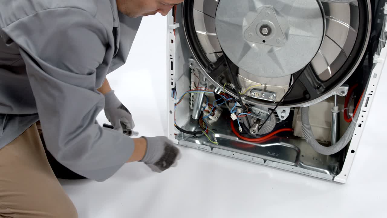 Servizio fotografico di un tecnico che esegue un controllo di manutenzione