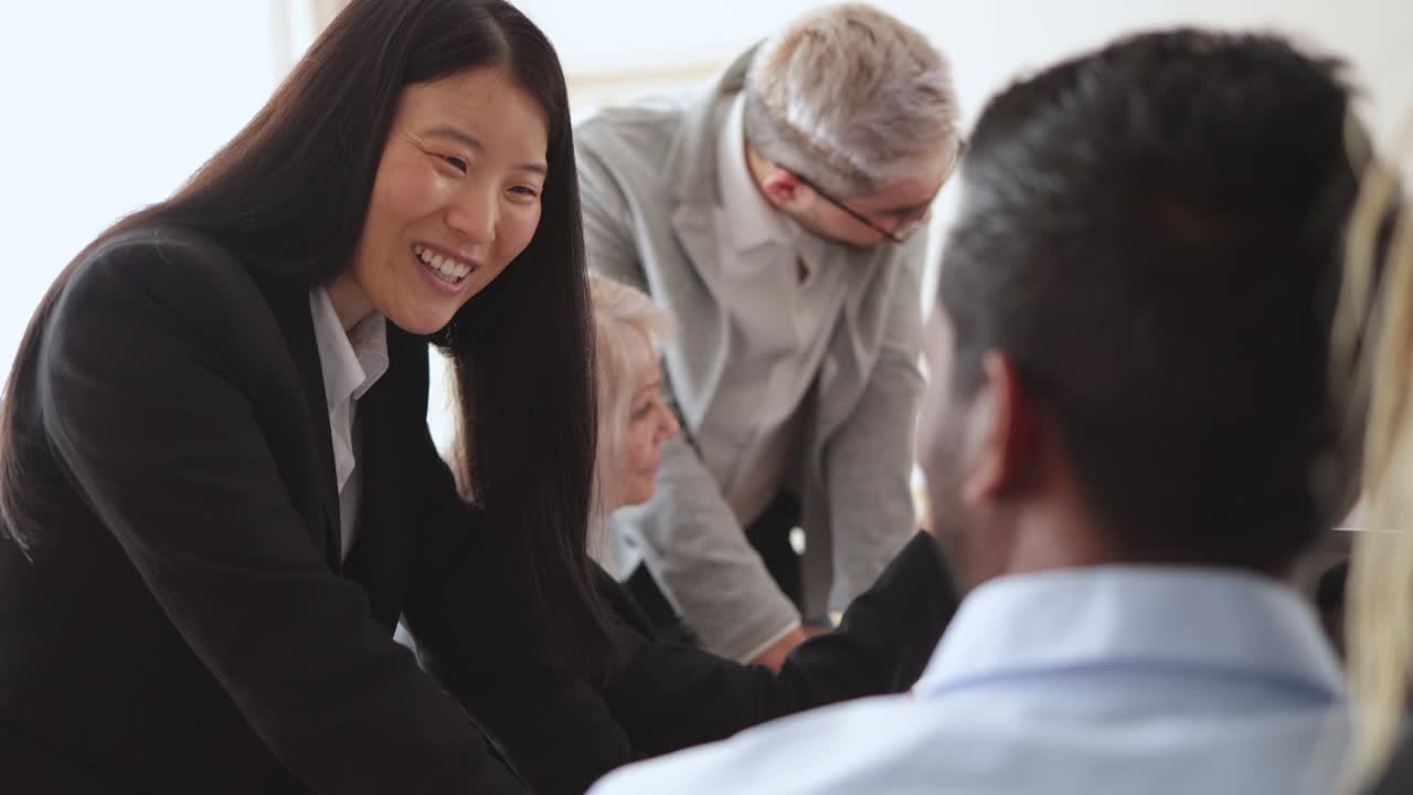 현대 은행 사무실 안에서 함께 일하는 다민족 사업가들