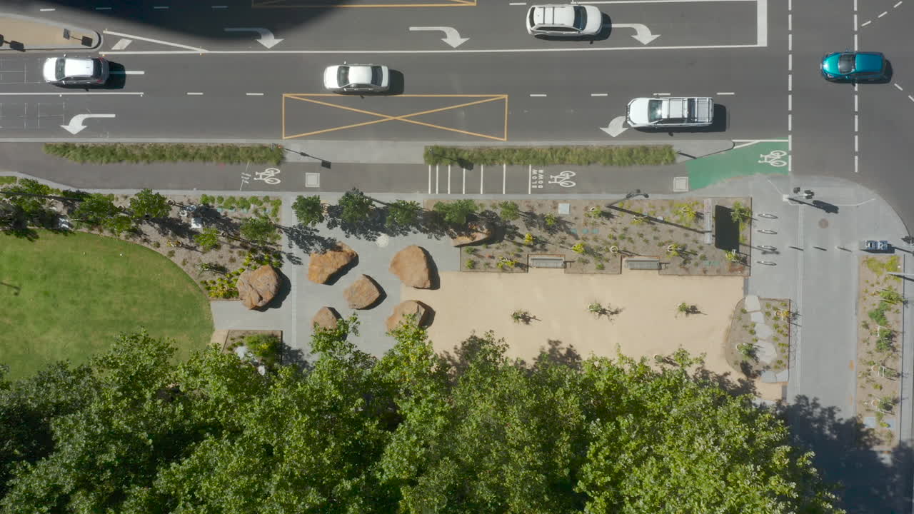 оживленное левостороннее движение с элементами современного дизайна помогает ориентироваться в безопасной совместной среде